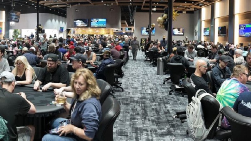 Acara sosial Texas Card House pada malam pembukaan